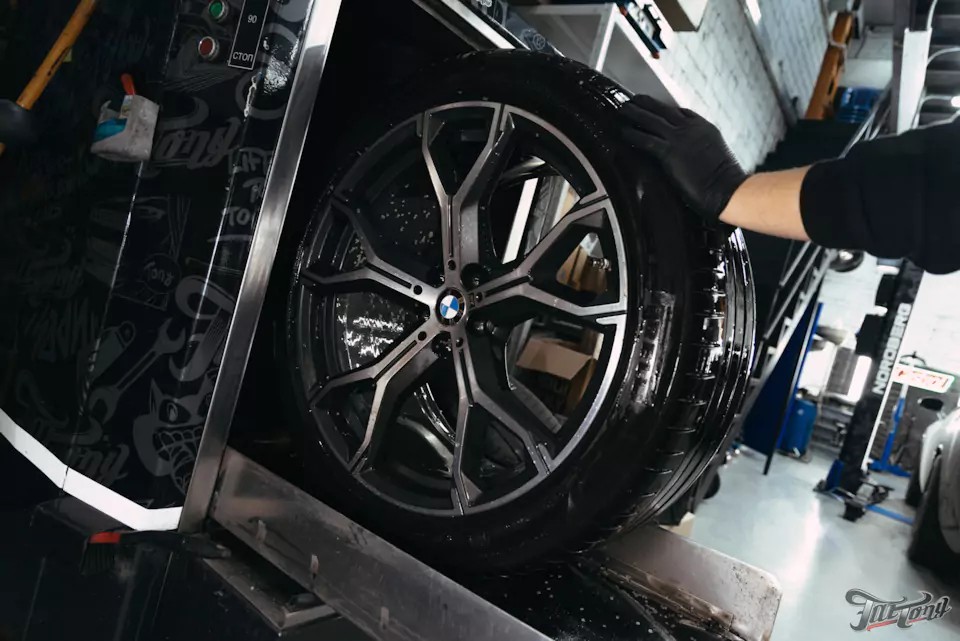 Фирменный шиномонтаж с адаптацией и балансировкой на стендах Hunter для BMW X5